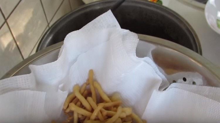 Po smažení přeneste sklíčidlo na papírové ručníky, aby se odstranil tuk.