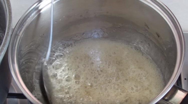 Vařte cukr s medem až do sirupu.