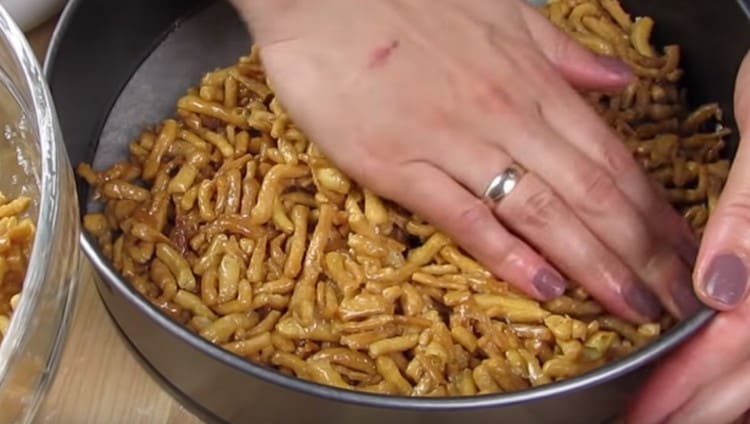 Bereme odnímatelné pekáče, přikryjeme je pergamenem a upcháme upínací sklíčidlo.