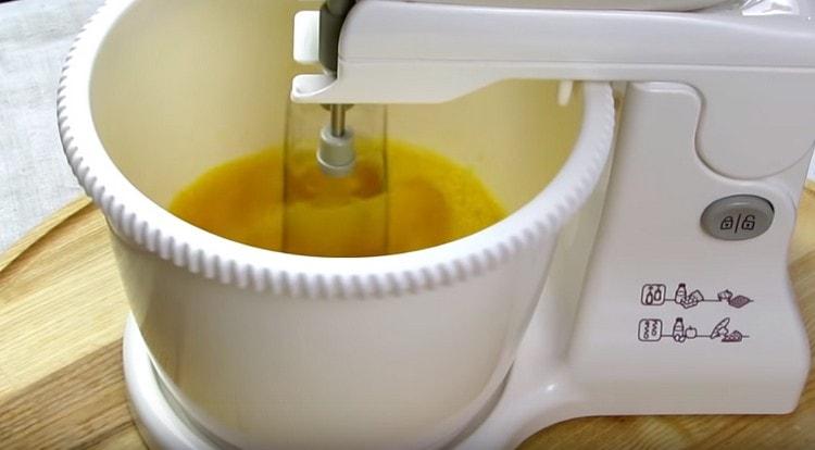 Porazte hmotu mixérem.