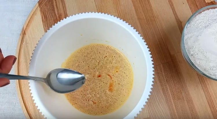 Přidejte k šlehanému masu jablečný ocet.