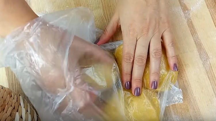 Rozdělte těsto na 3 části a vložte je do sáčku v lednici.