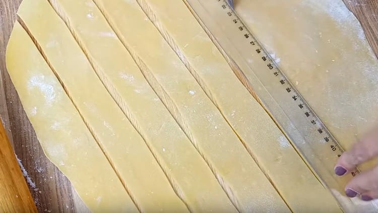 Těsto nakrájejte na proužky.