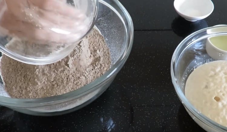 Combinați grâul și făina de secară într-un bol.