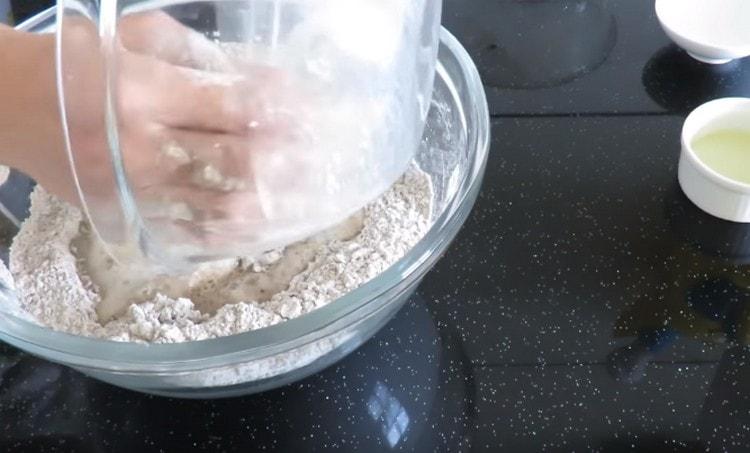 Adăugați aluatul în făină.