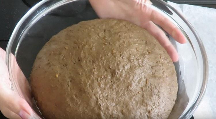 Într-un loc cald, aluatul se ridică perfect.