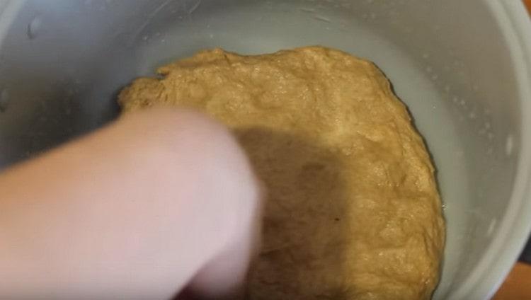 Colocamos a massa na tigela, distribuímos ao longo do fundo.