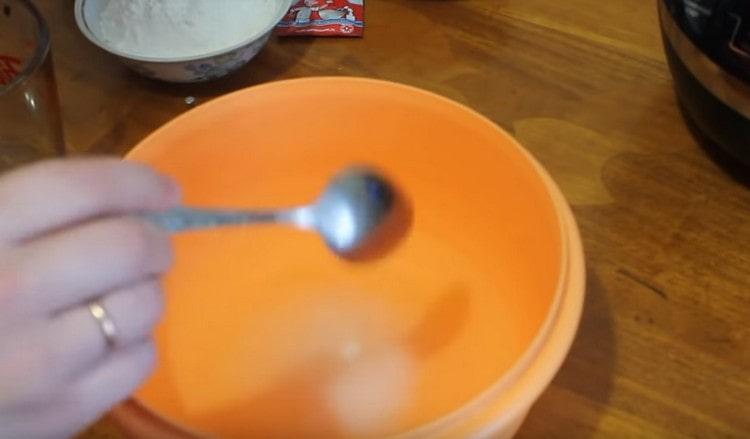 Dissolva o açúcar e o sal na água.