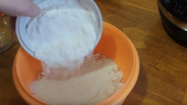 Adicione a farinha, misture.