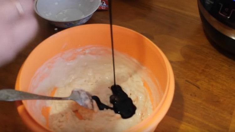 É hora de adicionar malte líquido à massa.