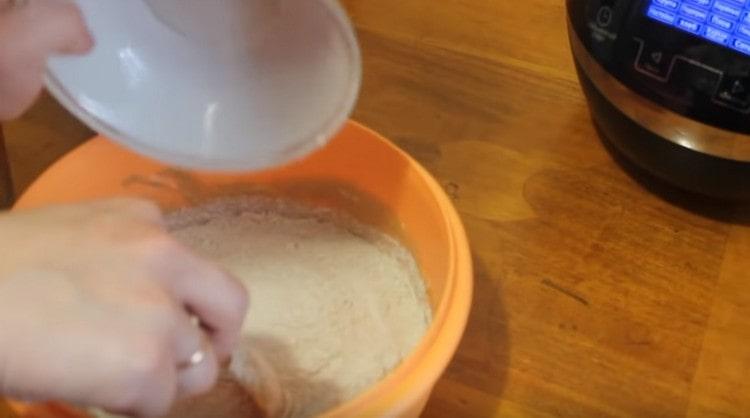 Em seguida, adicione a farinha de centeio.