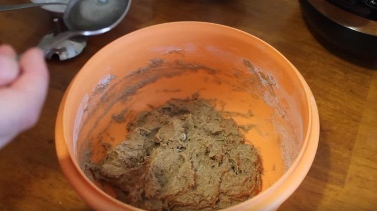 Misture a massa, adicione o óleo vegetal.