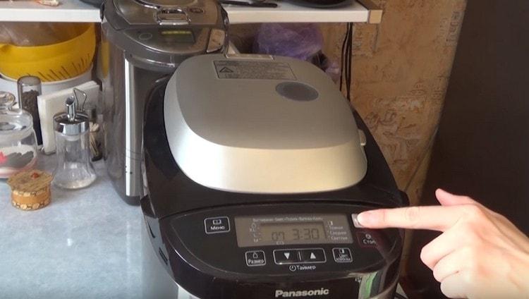 Schließen Sie den Deckel des Geräts und schalten Sie es ein.