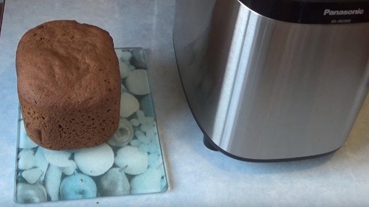 Wir nehmen das Brot aus dem Eimer und lassen es abkühlen.