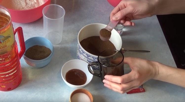 Das Malz in kochendem Wasser auflösen.