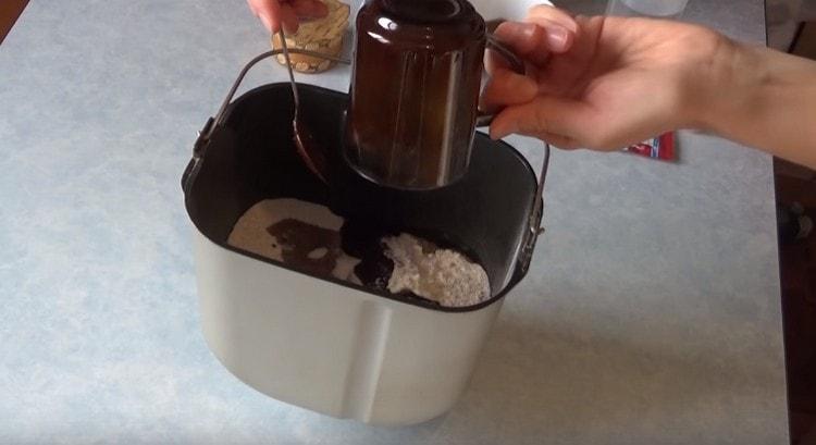 Gießen Sie das Malz in das Mehl.