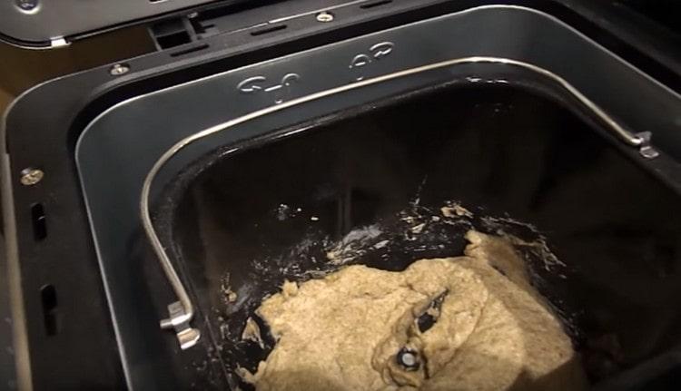 Замесете тестото, оставете да втаса.