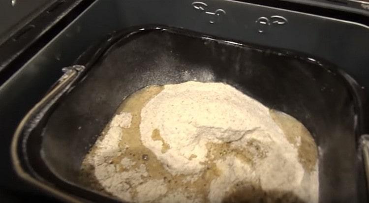 Когато тестото втаса, добавете към него останалите съставки.