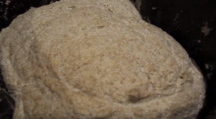 След това тестото трябва да се разстоява в машината за хляб.