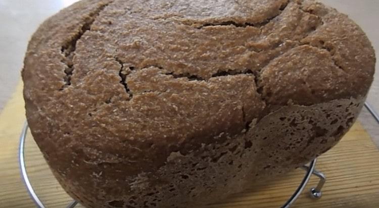 Ръжен хляб от кисела течност в машина за хляб се приготвя лесно, както виждате.