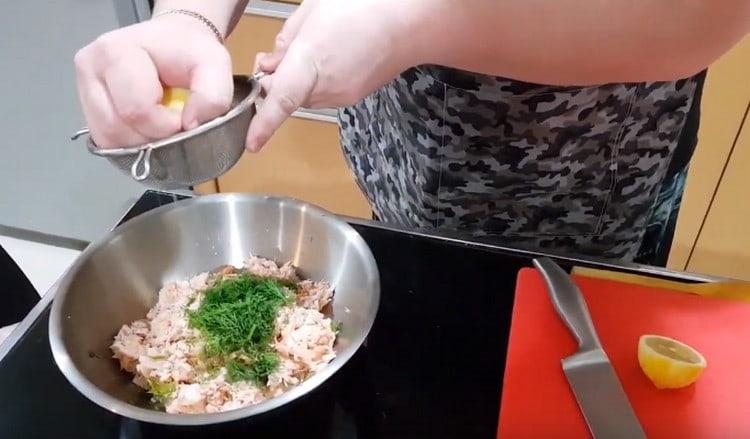 Adăugați sucul de lămâie la ingredientele zdrobite.