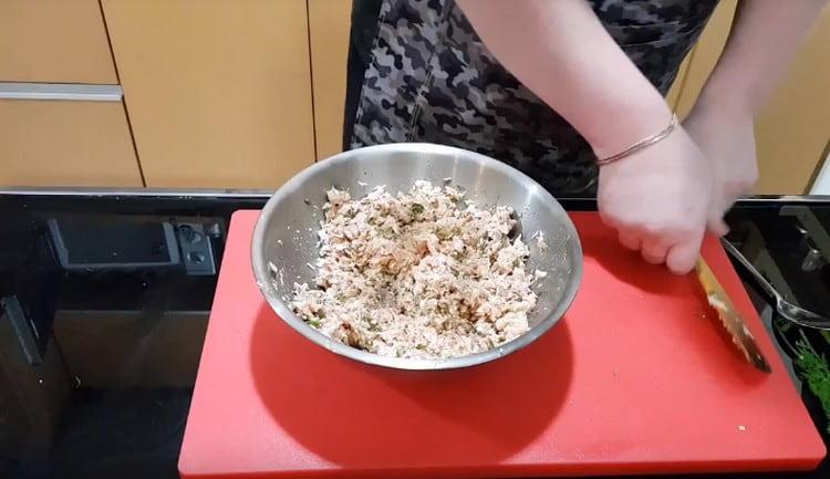 Amestecați bine somonul de somon.