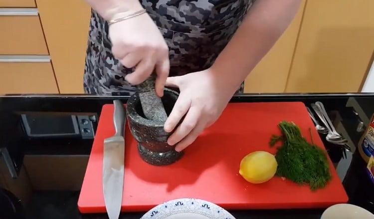 Se macină migdalele într-un mortar.