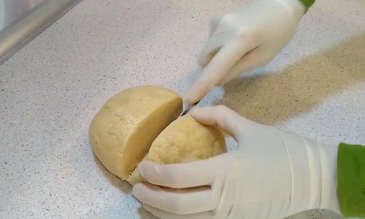 Divide la masa por la mitad.