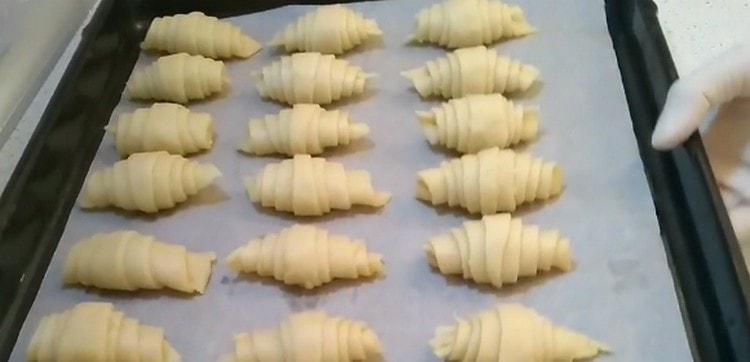 Los panecillos resultantes se colocan en una bandeja para hornear cubierta con pergamino.