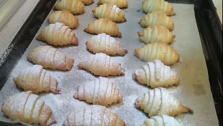 Los pasteles preparados también se pueden rociar con azúcar en polvo.