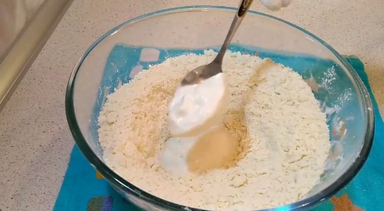 Agrega la crema agria.