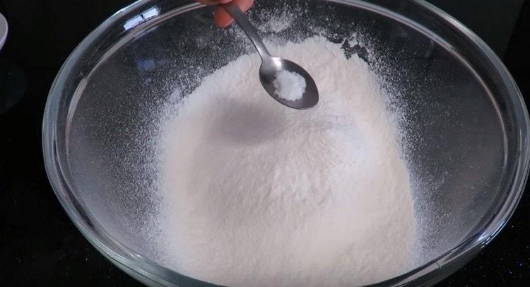 Se adaugă zahărul vanilat.