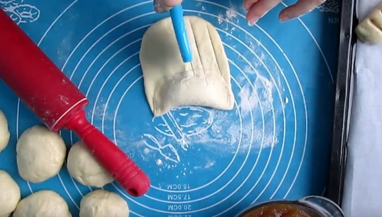 Pe jumătatea liberă a aluatului facem incizii.