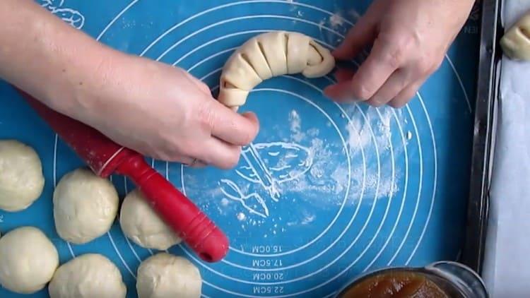 Învelim bagelul până la capăt și îl îndoaiem ușor capetele.