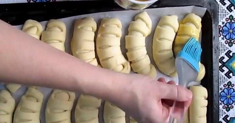 Ungeți produsele cu gălbenușul de ou bătut și lapte.