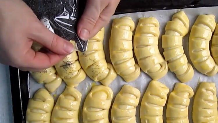 Dacă doriți, bagelele pot fi presărate cu semințe de susan sau semințe de mac.