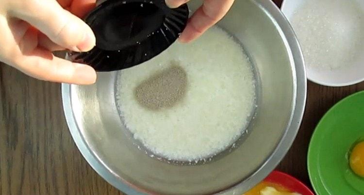 Adăugăm drojdia la chefirul cald.