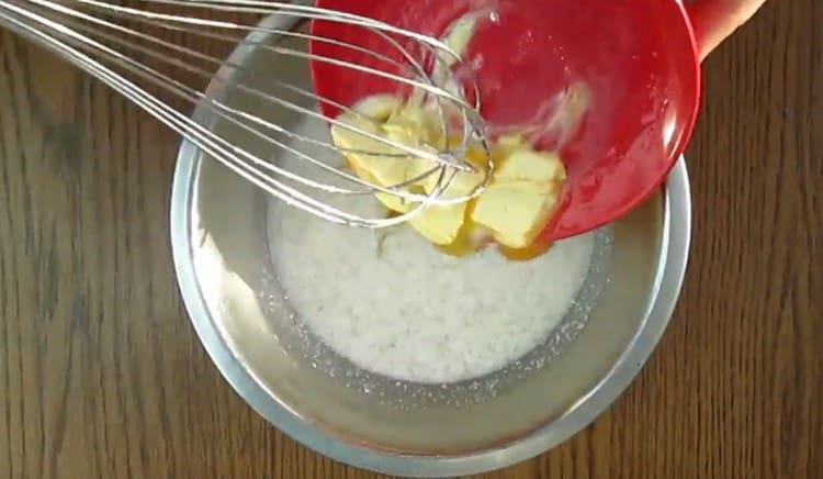 Adăugați oul și untul topit.