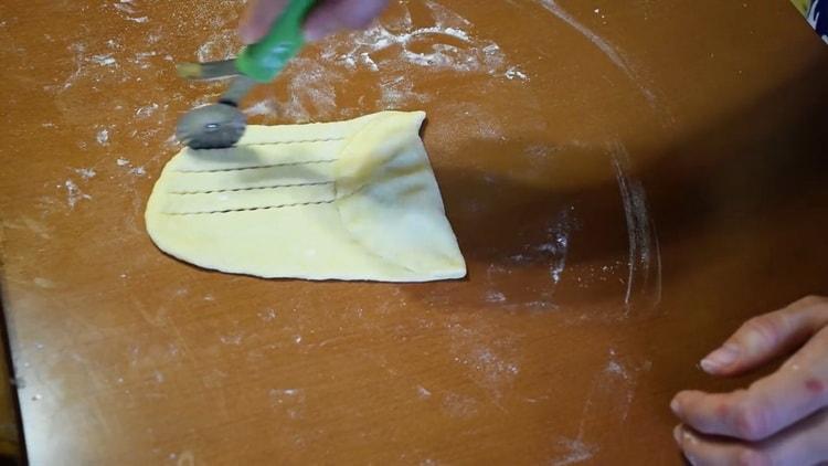 Нарежете гевреците от мая