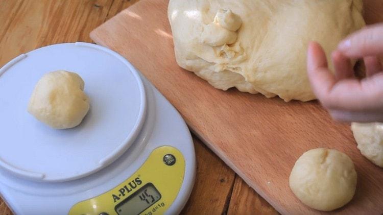 Hatiin ang kuwarta sa mga bola.