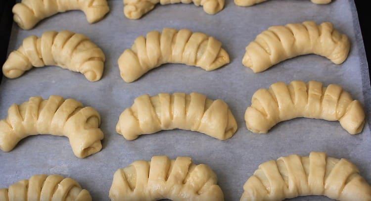 Ipinakalat namin ang nabuo na mga bag na may jam sa isang baking sheet na natatakpan ng pergamino.