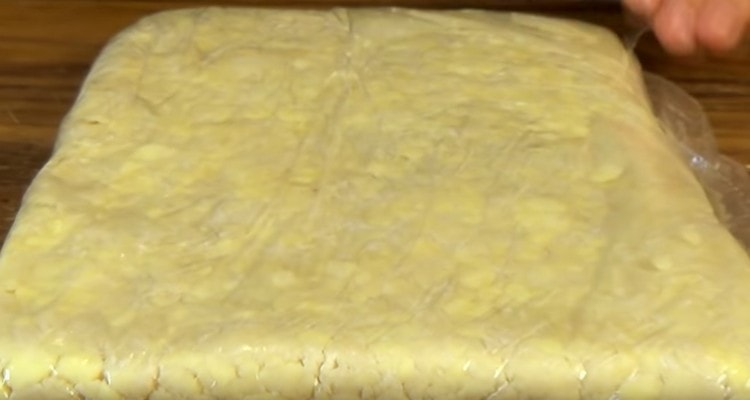 Recolectamos la masa en una bolsa y la ramificamos en un rectángulo.