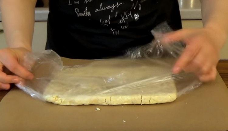 Después de que la masa esté en el refrigerador, colóquela en una hoja de pergamino.