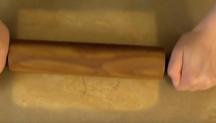 extender una capa de masa.