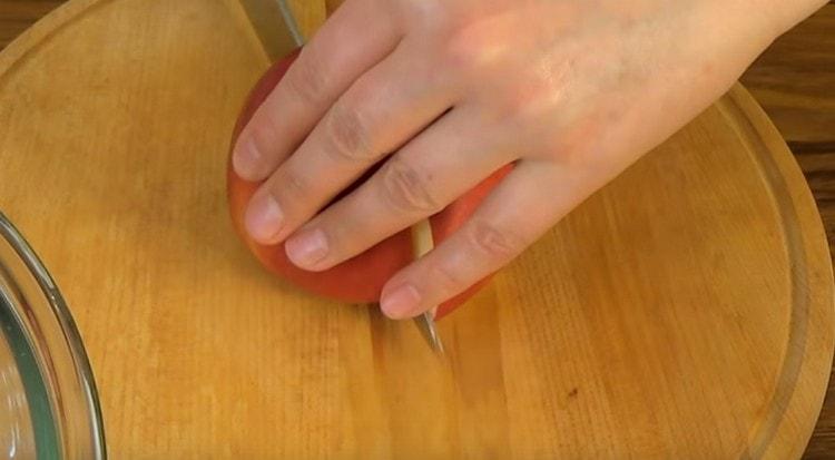 Corta la manzana por la mitad y quita el núcleo.