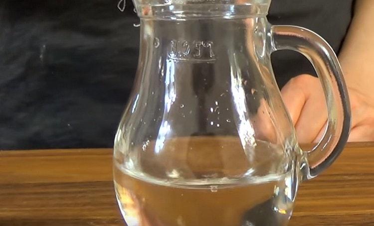 Agrega vinagre al agua.