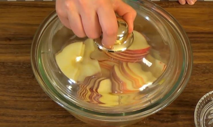 Cubra las manzanas por 15 minutos.