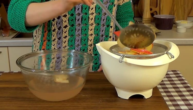 Tira las manzanas en un tamiz.