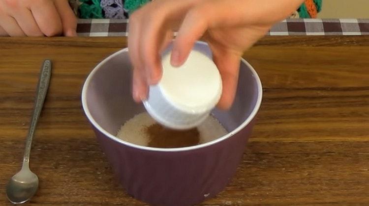 Mezcla la canela con el azúcar.