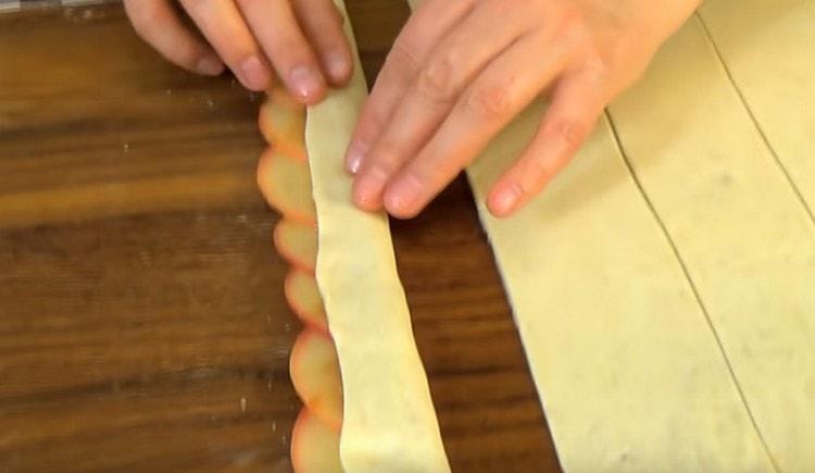 Cubrimos la capa de manzanas con la parte libre de la masa.